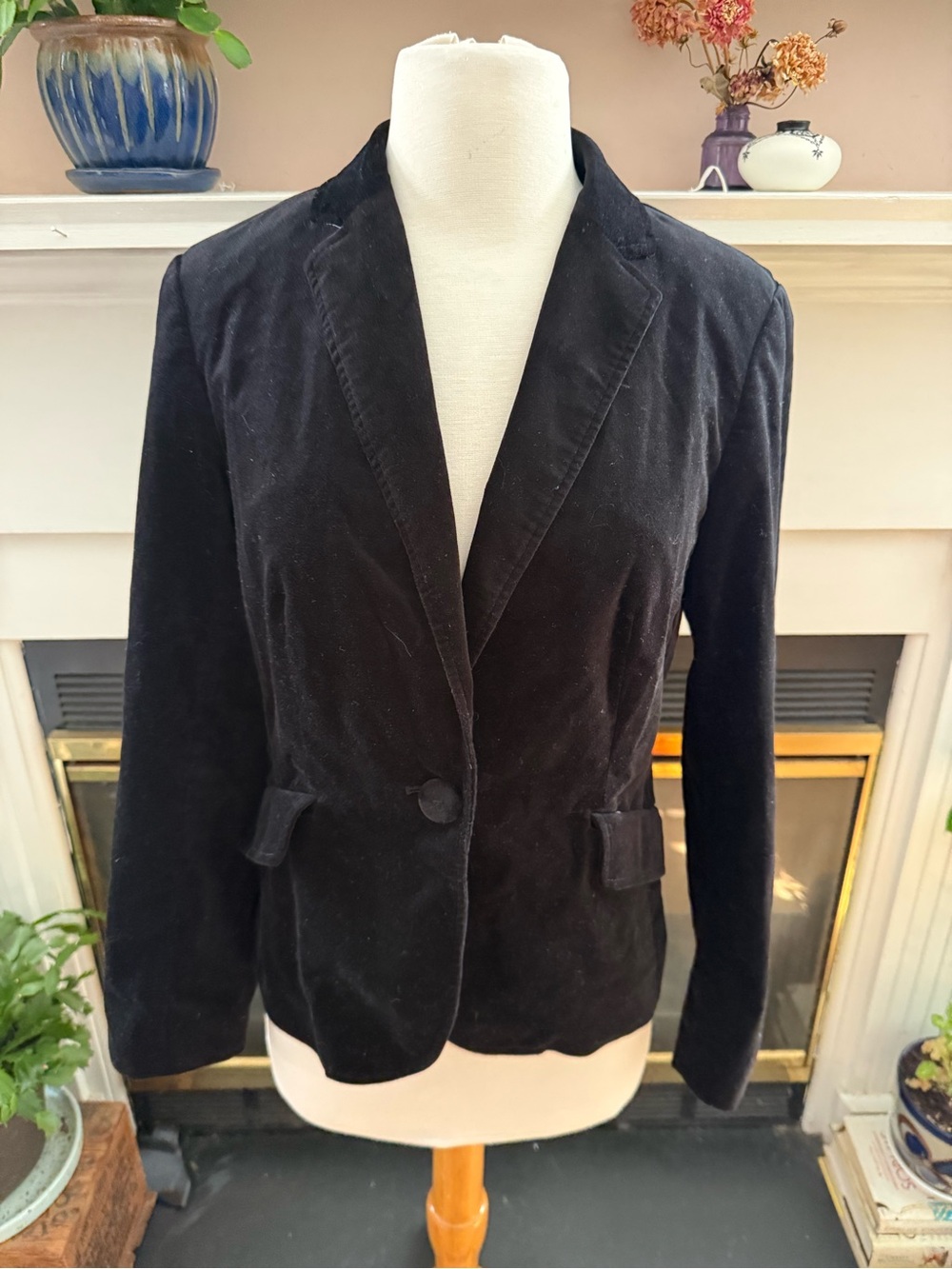 Classic Black Women's Fitted Velvet Blazer size 8 petite